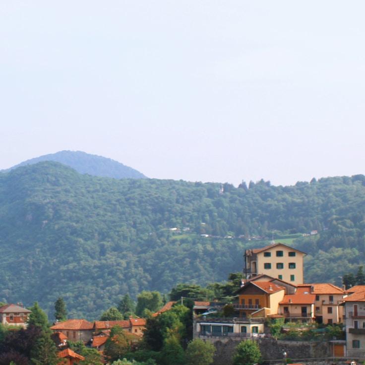 Outdoor terrace seating suitable for families in Naples